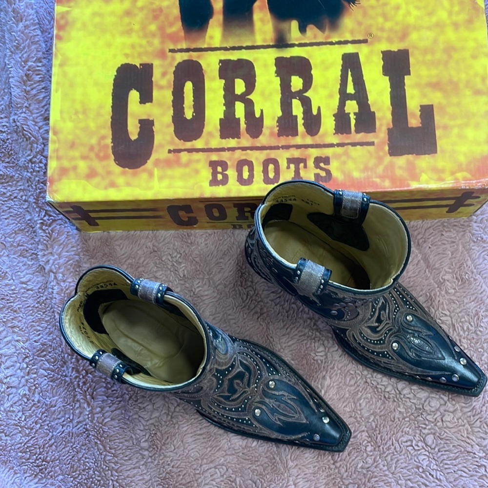 Coral boots- brown short -top inlay and studs